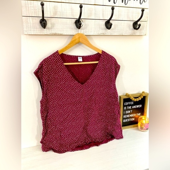 Maroon Polka Sleeveless Blouse ~Like NEW 🤍 - Picture 6 of 12